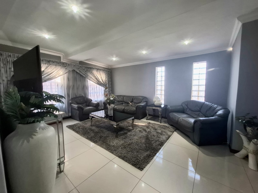5 Bedroom Property for Sale in Nahoon Valley Park Eastern Cape